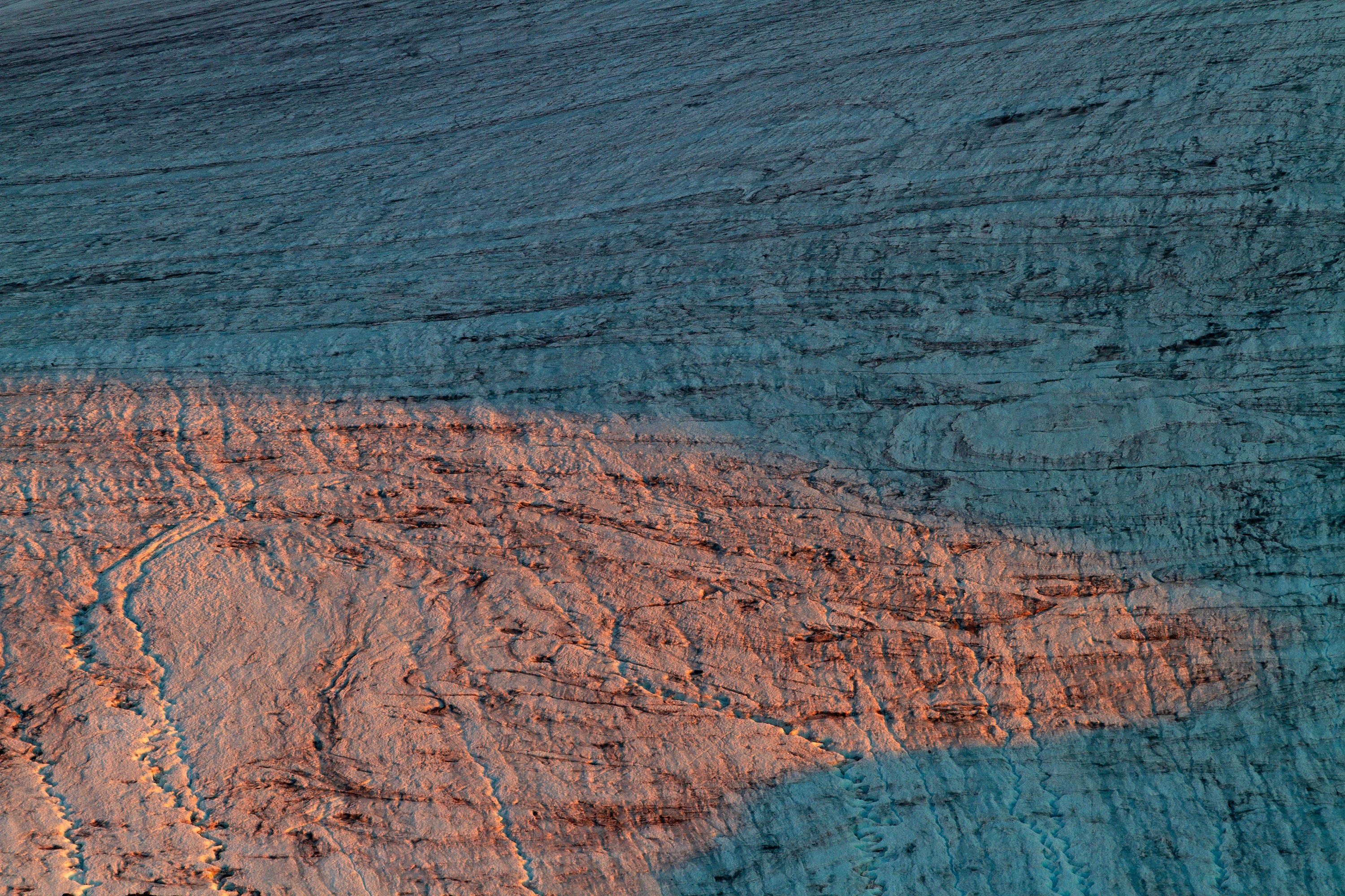 Abendlicht scheint auf Gletscher