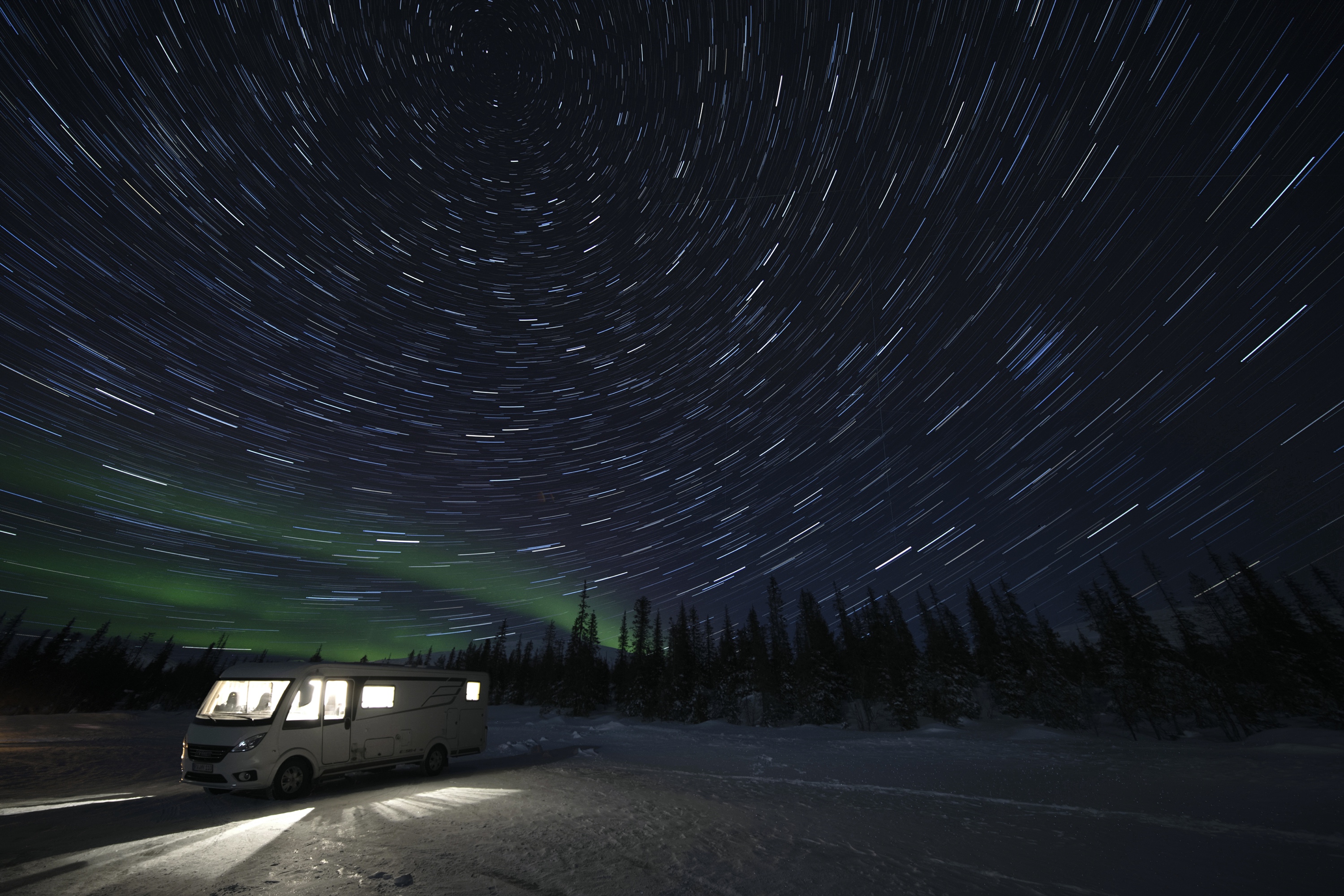 Campen unterm Nordlicht und Sternenbahnen
