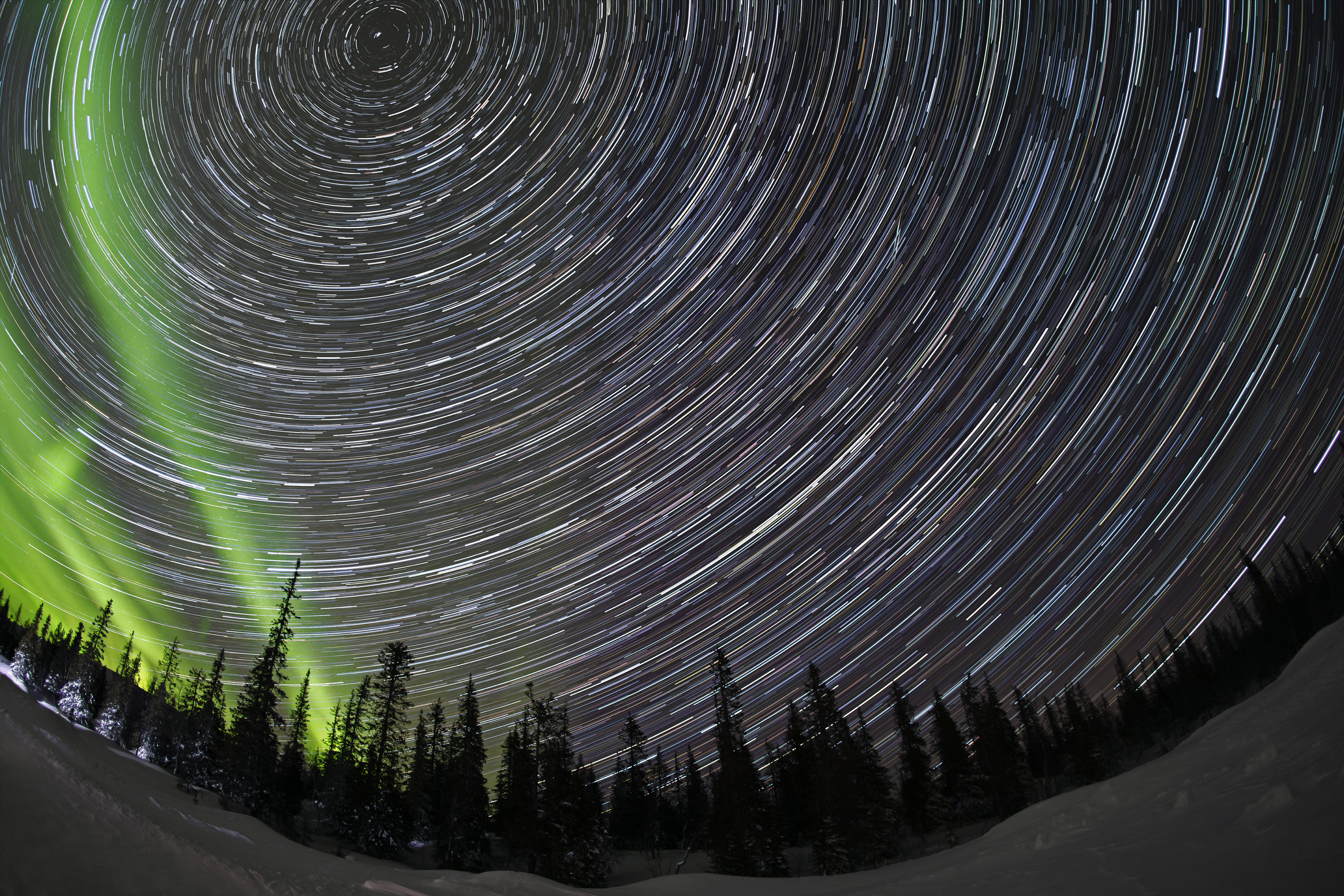 Sternenbahnen mit Nordlicht