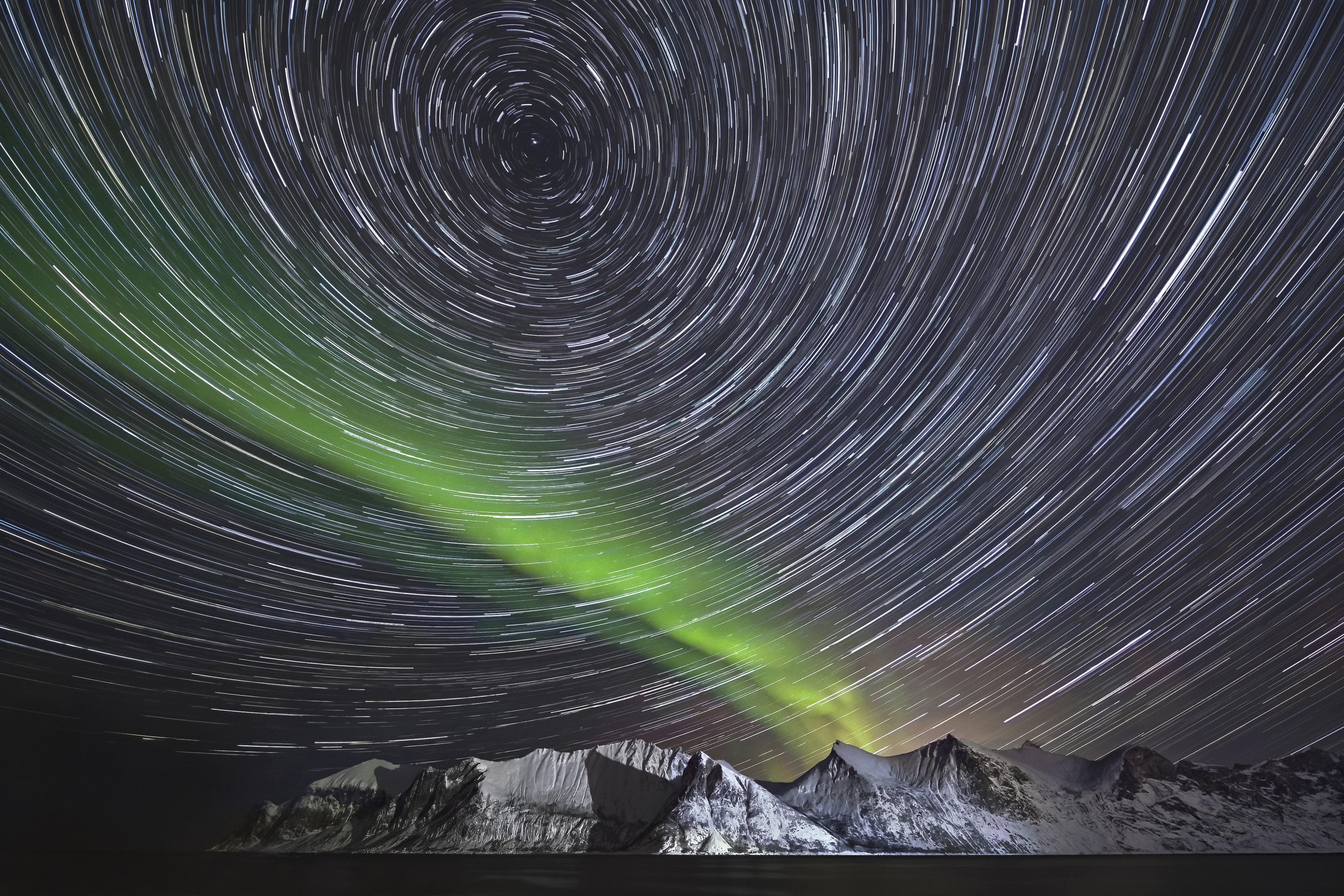 Nordlicht und Sternenbahnen über der Insel Senja, Norwegen