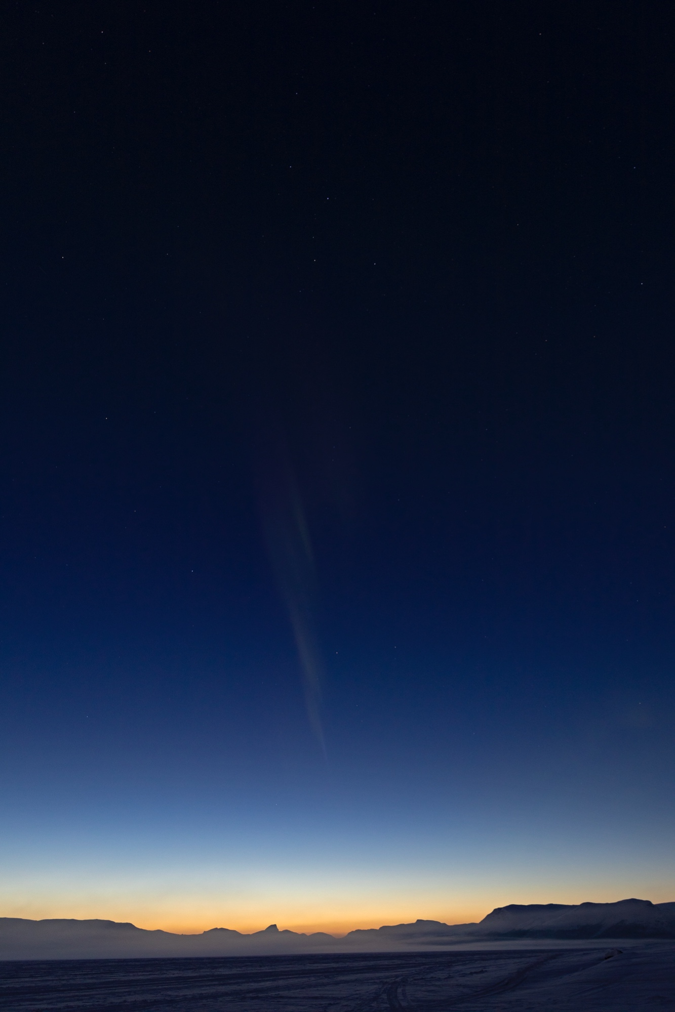 kurz nach Sonnenuntergang über dem See Kilpisjärvi, Finnland