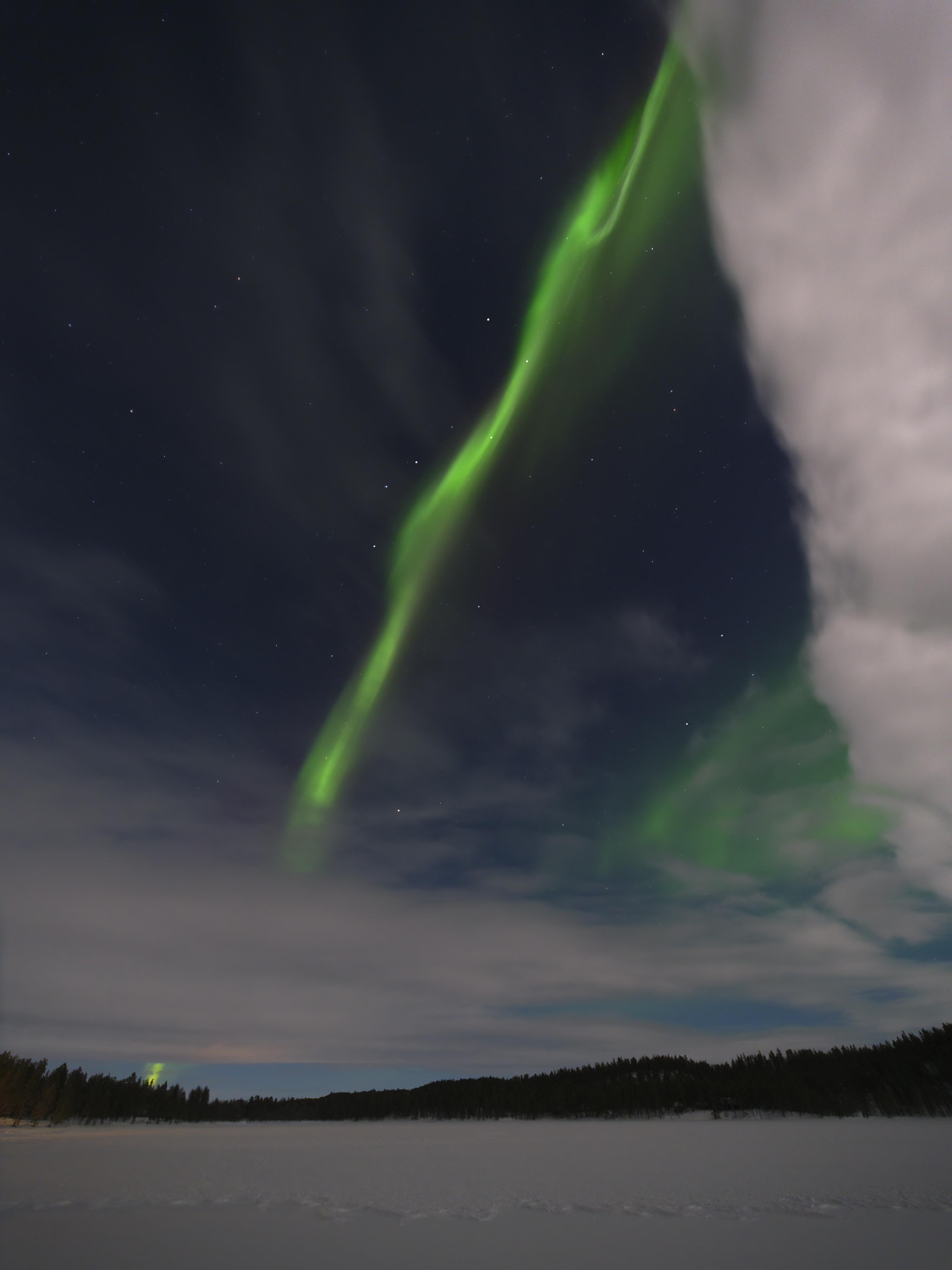 Aus den Wolken entspringt ein Nordlicht