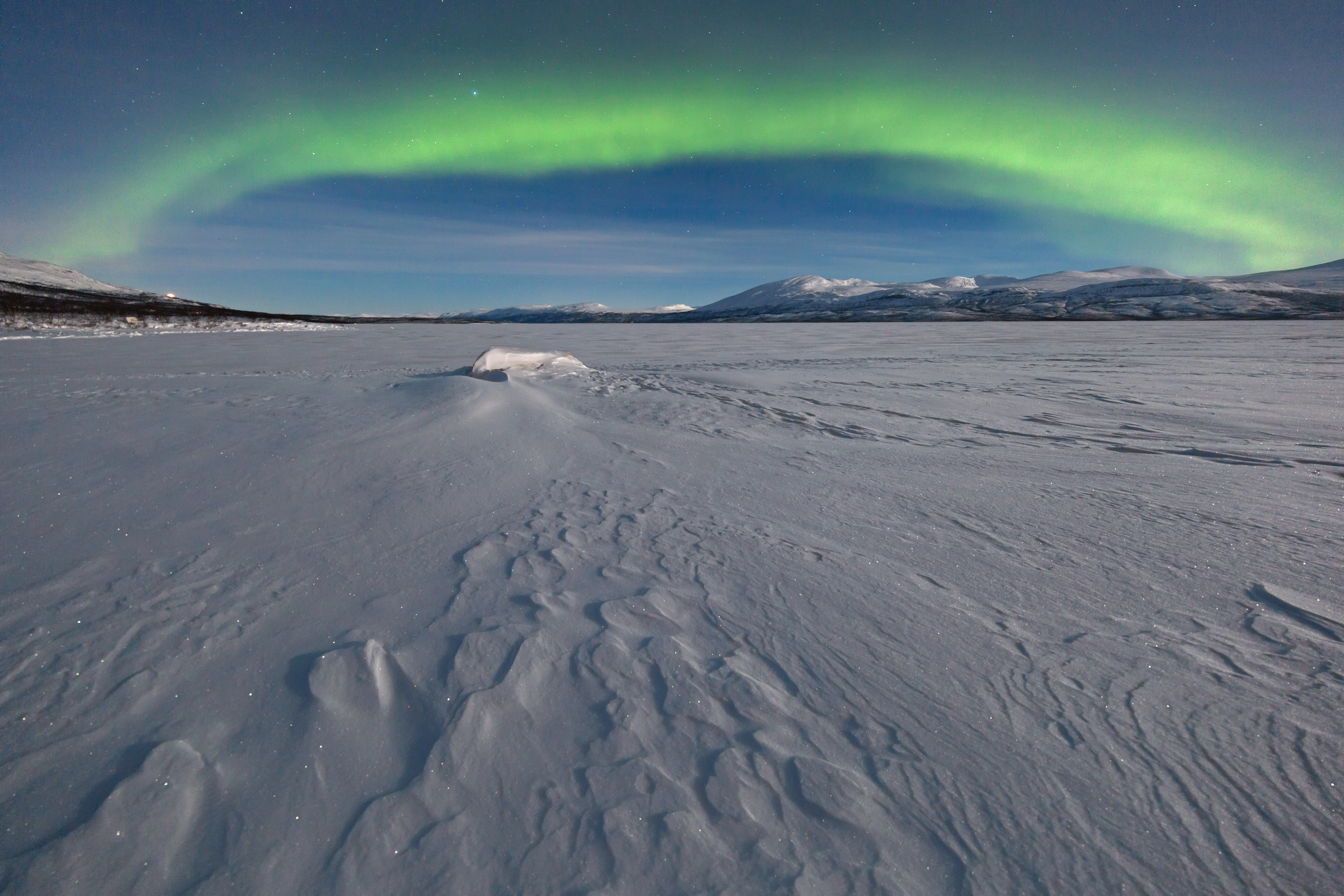 Nordlichtbogen überm See Torneträsk
