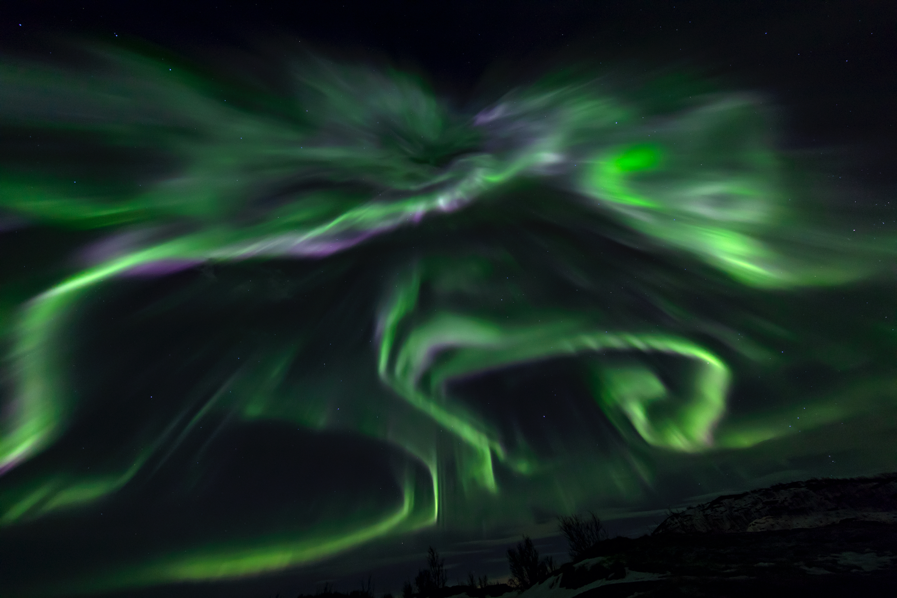 plötzliche Nordlicht-Explosion am Nachthimmel