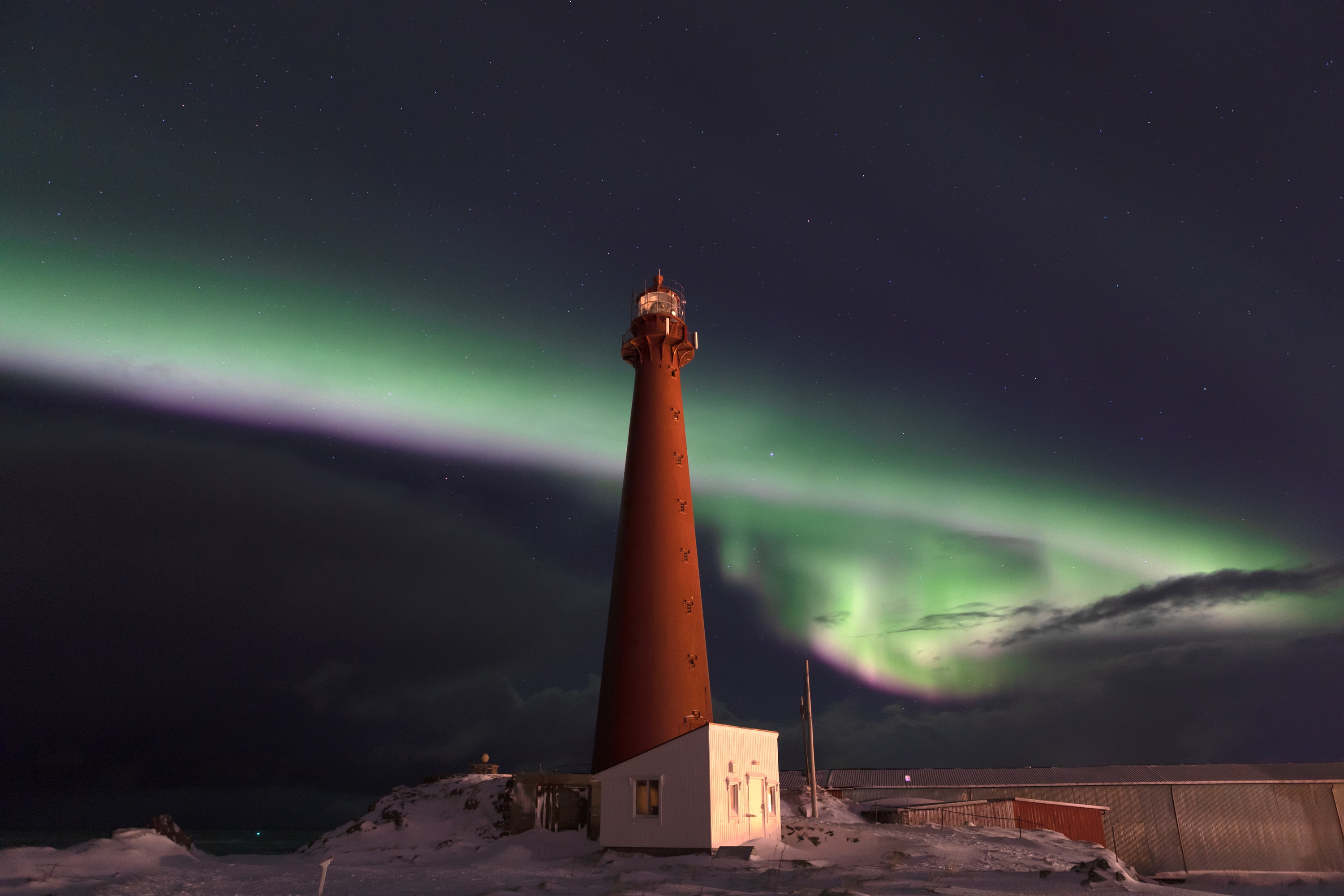 Leuchtturm von Andenes am nördlichsten Zipfel der Vesterålen, Norwegen