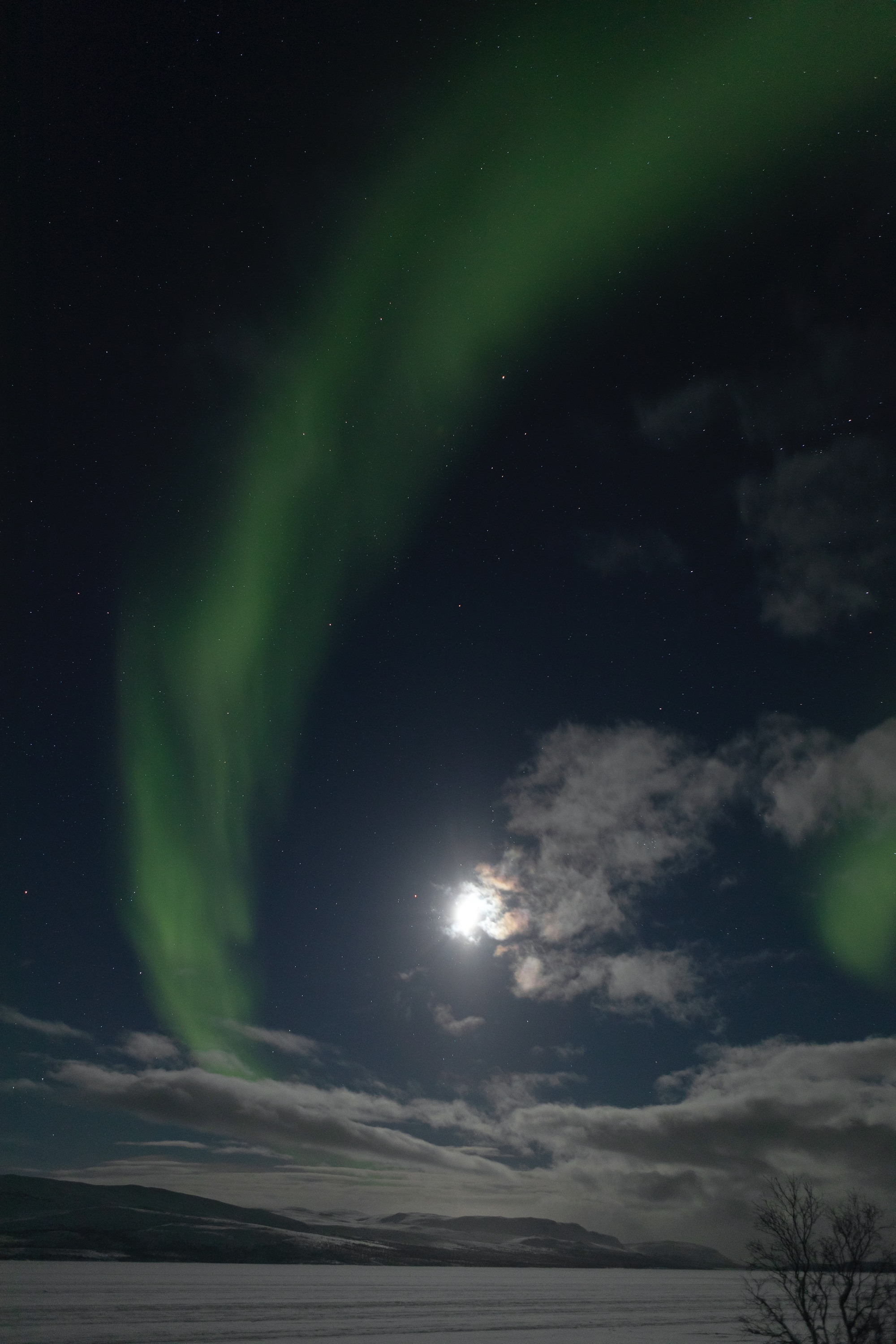 über dem See Kilpisjärvi bei Mondschein, Finnland