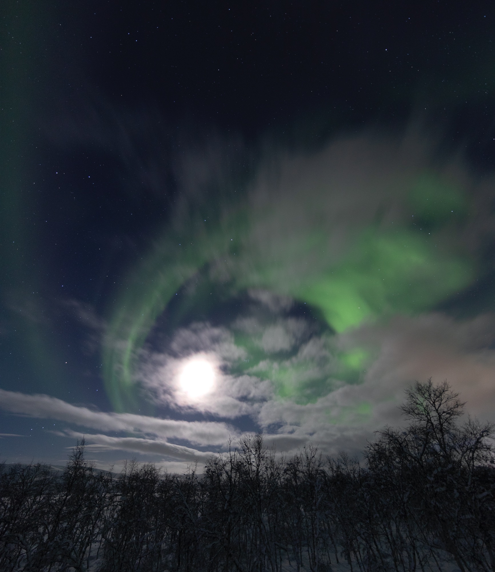 Nordlichtkringel um den Mond