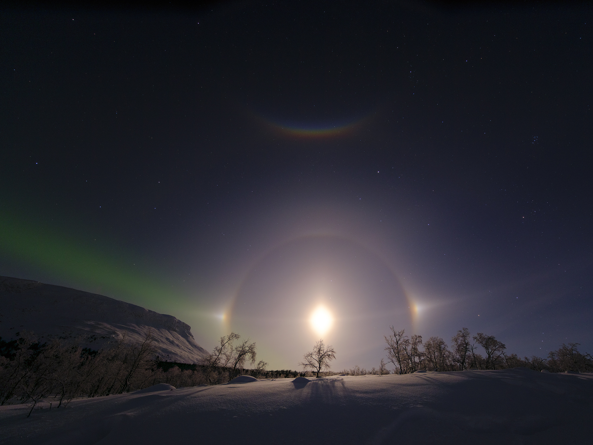 Mondhalo mit Moon dogs und beginnendem Nordlicht