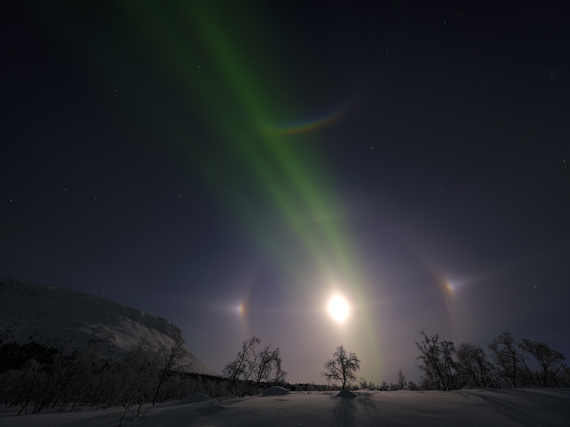 Diamond Moon mit Moon dogs, Nordlicht, Sternbild des Großen Wagen und Polarstern: mehr geht fast nicht an Himmelsphänomenen in einem Bild.