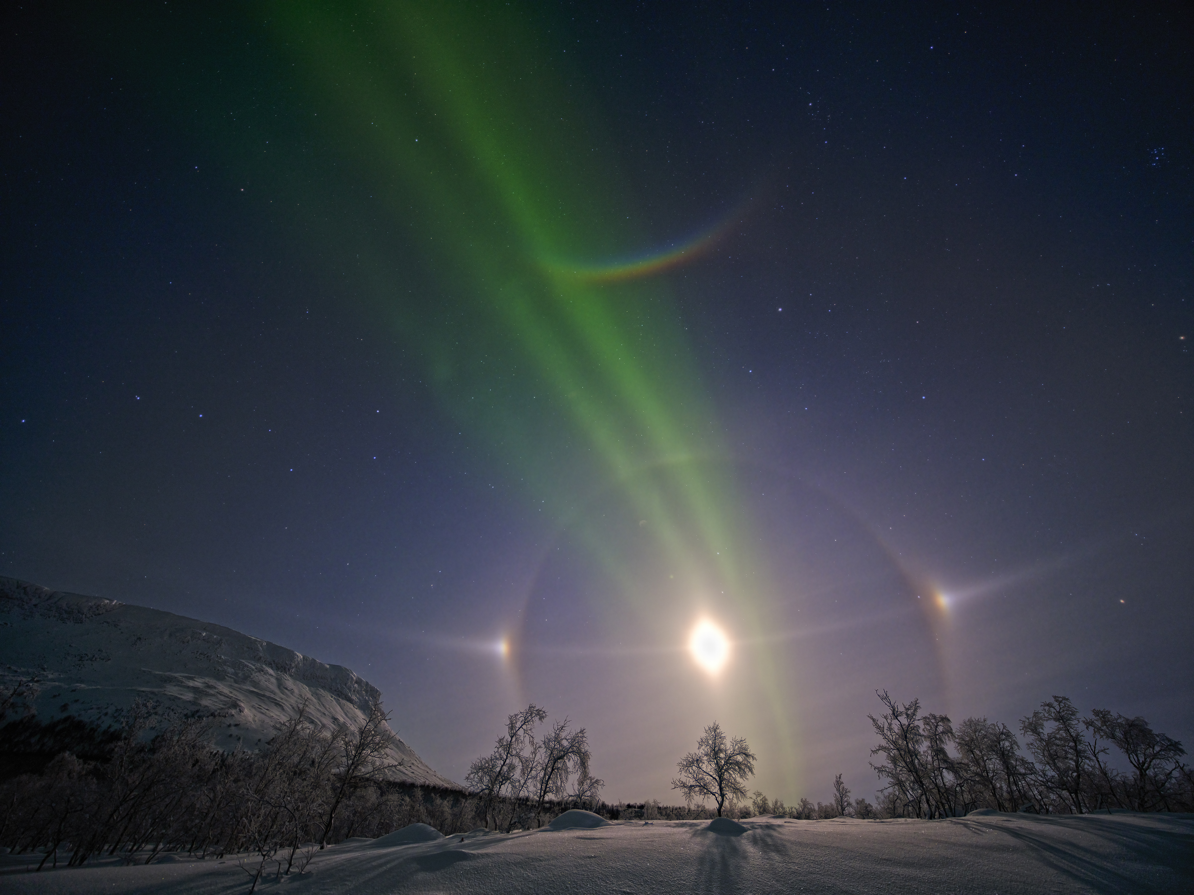 Diamond Moon mit Moon dogs, Nordlicht, Sternbild des Großen Wagen und dem Polarstern
