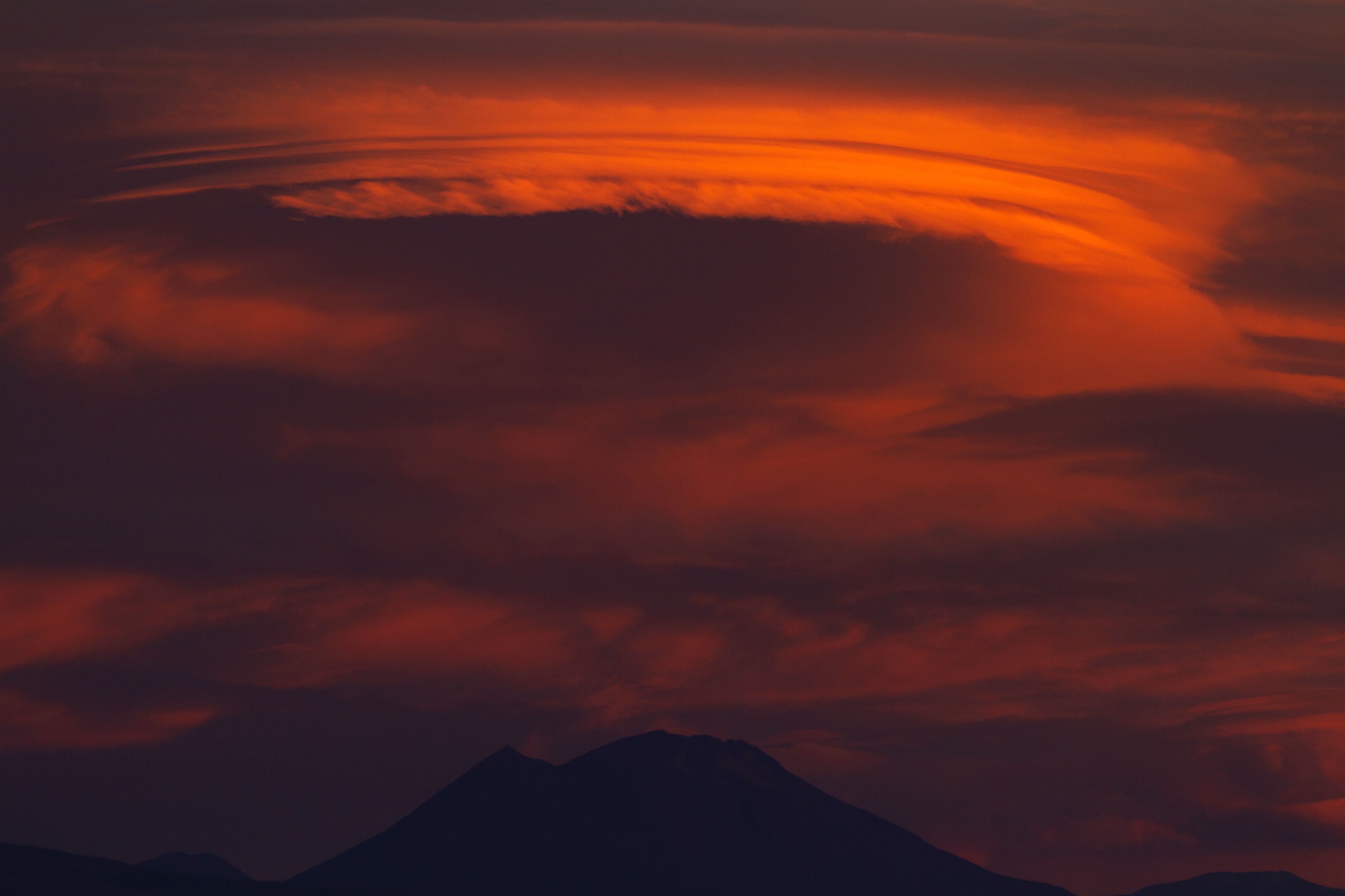 Wolkenbildung über dem Vulkan