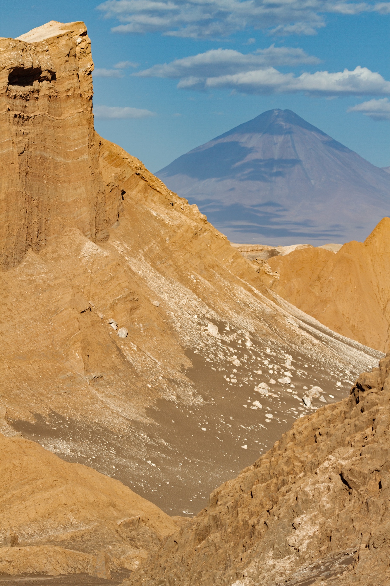 Vulkan Licancabur vom Valle de la luna aus gesehen