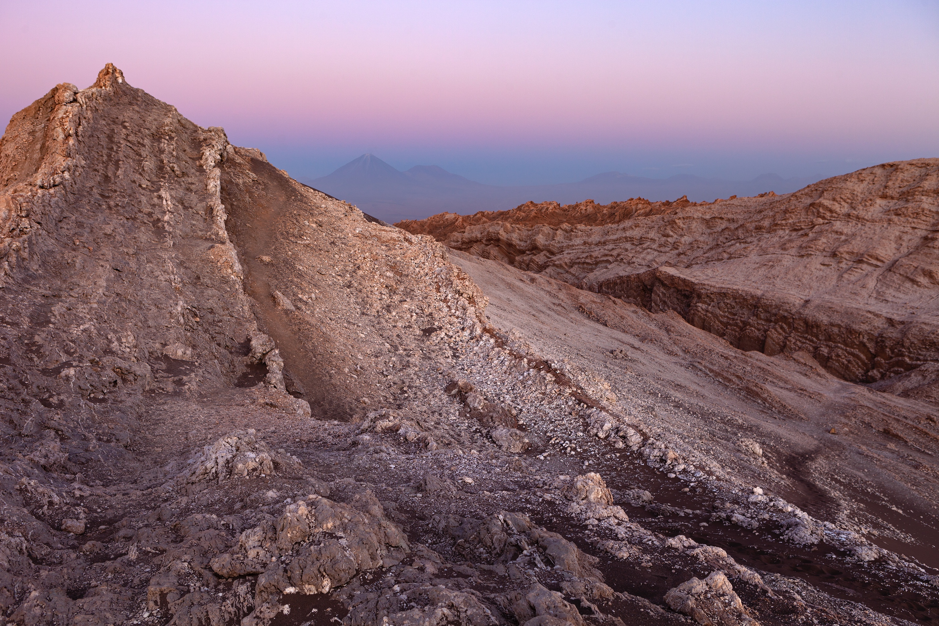 Blick vom Valle de la luna zum Vulkan Licancabur