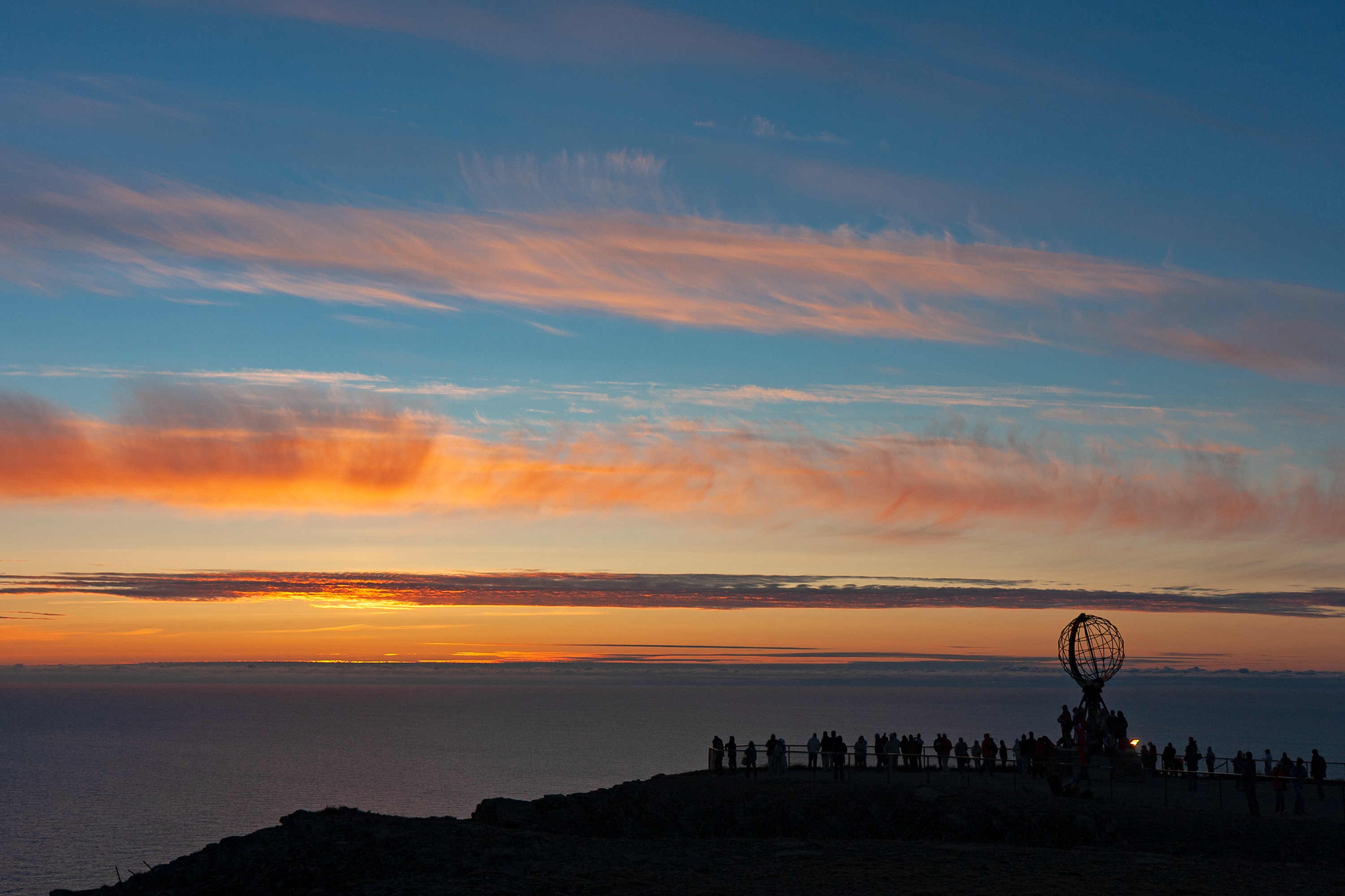 Nordkap mit spektakulären Wolken. Die Sonne geht in den Sommermonaten nicht unter.