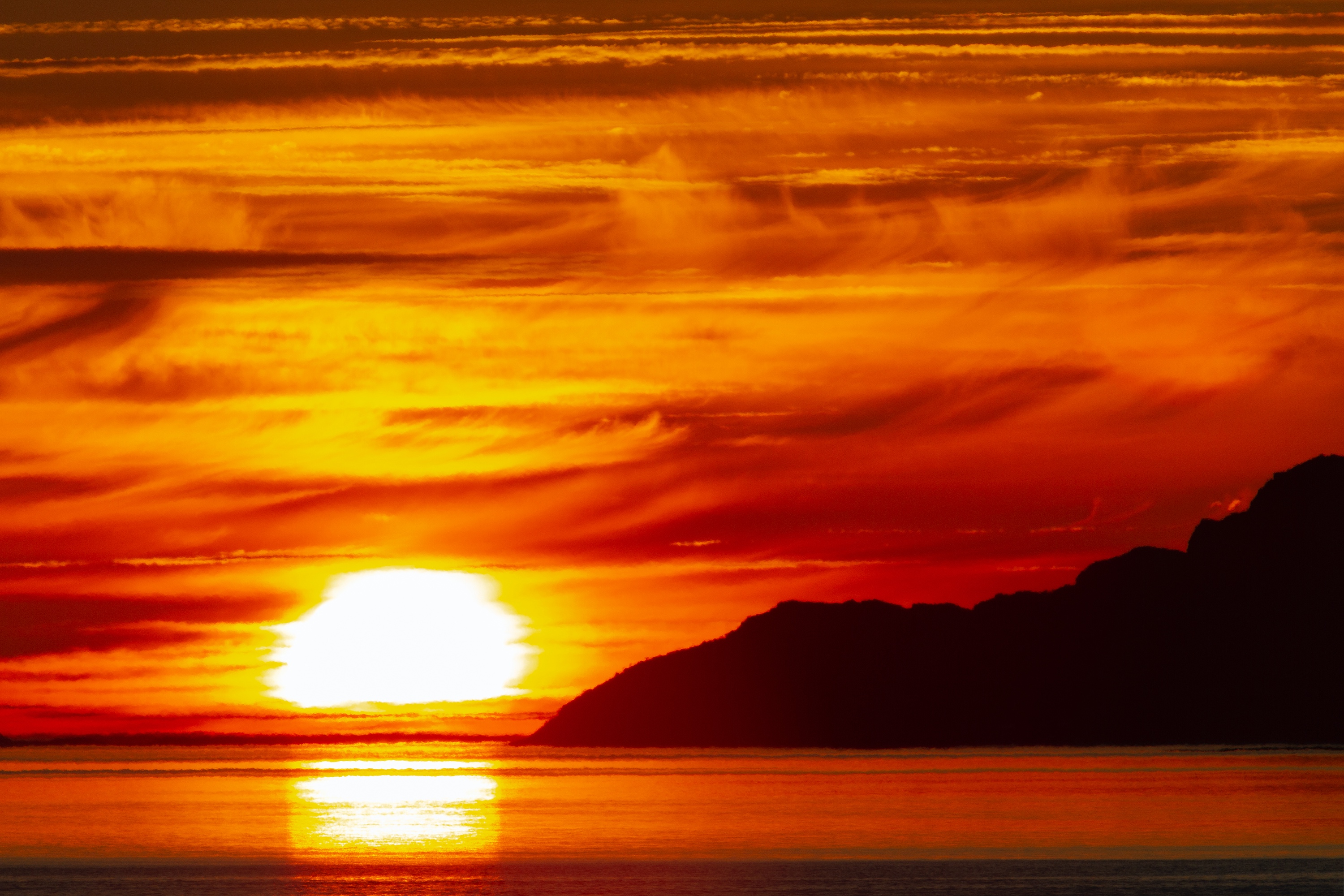 was für ein Sonnenuntergang vor der Küste von Helgeland