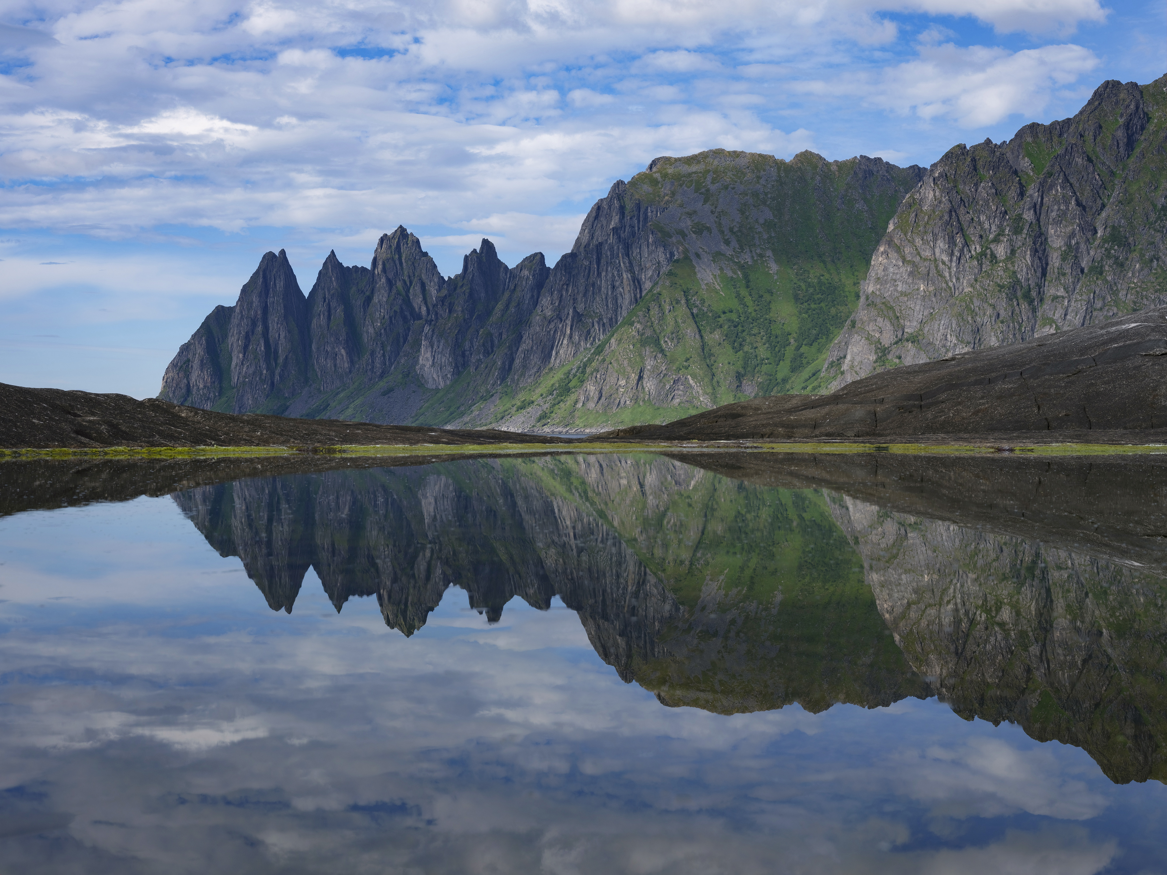 Spiegelung der Okshornan (Teufelszähne), Senja.