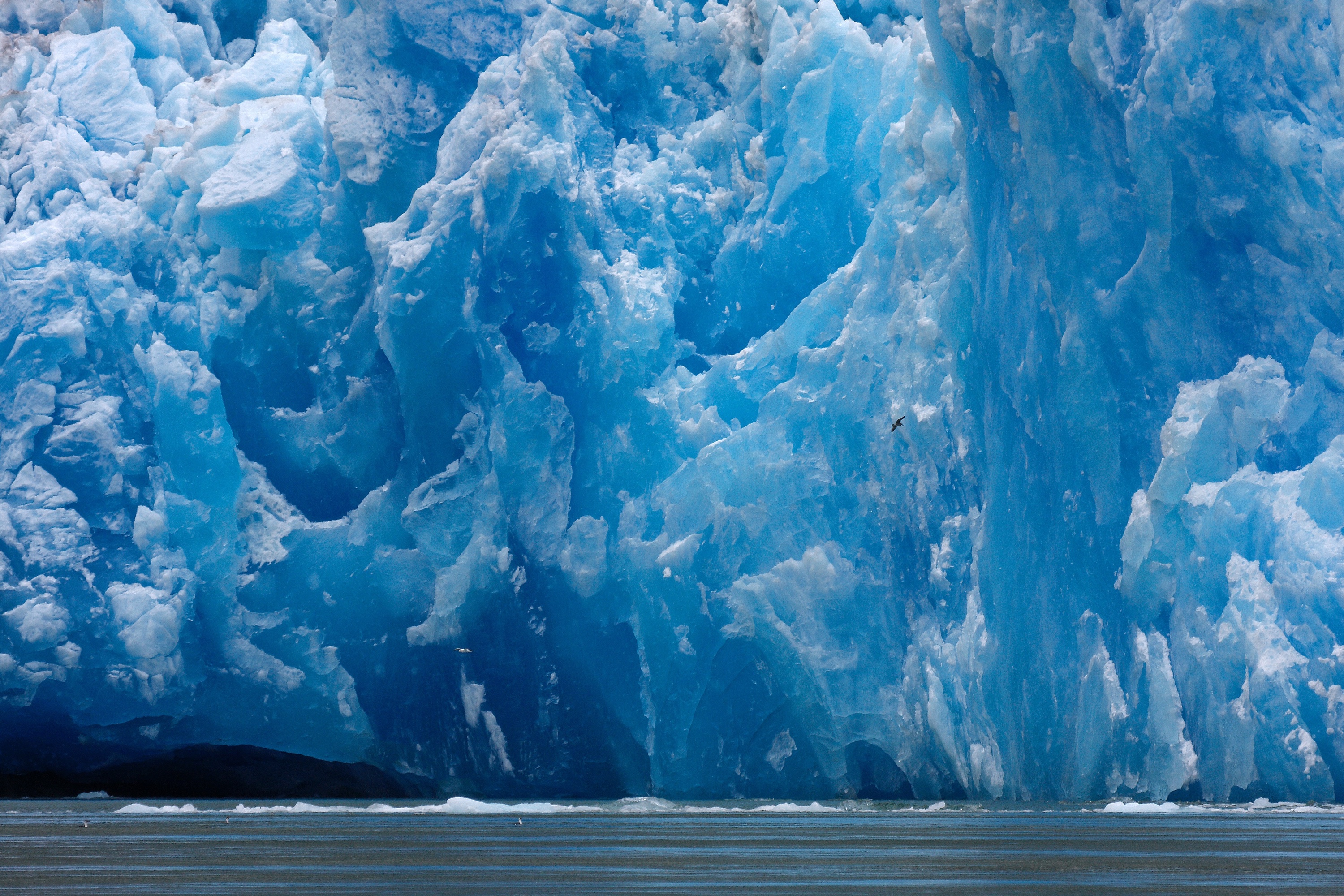 Eis des San Rafael Gletschers (Chile). Je dunkelblauer das Eis, desto älter ist es