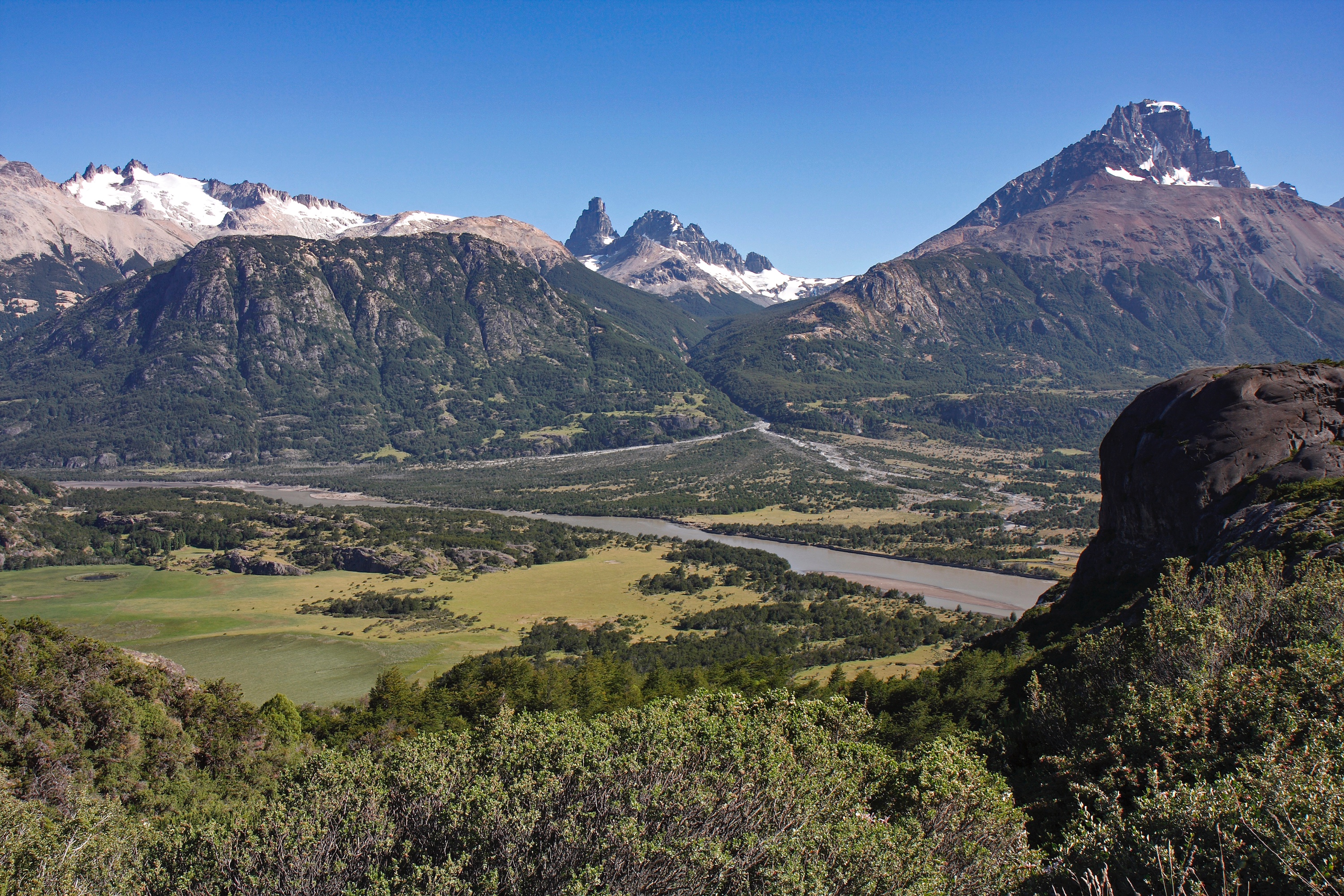 Blick über das Tal des Río Ibanez zum Cerro Castillo, Chile