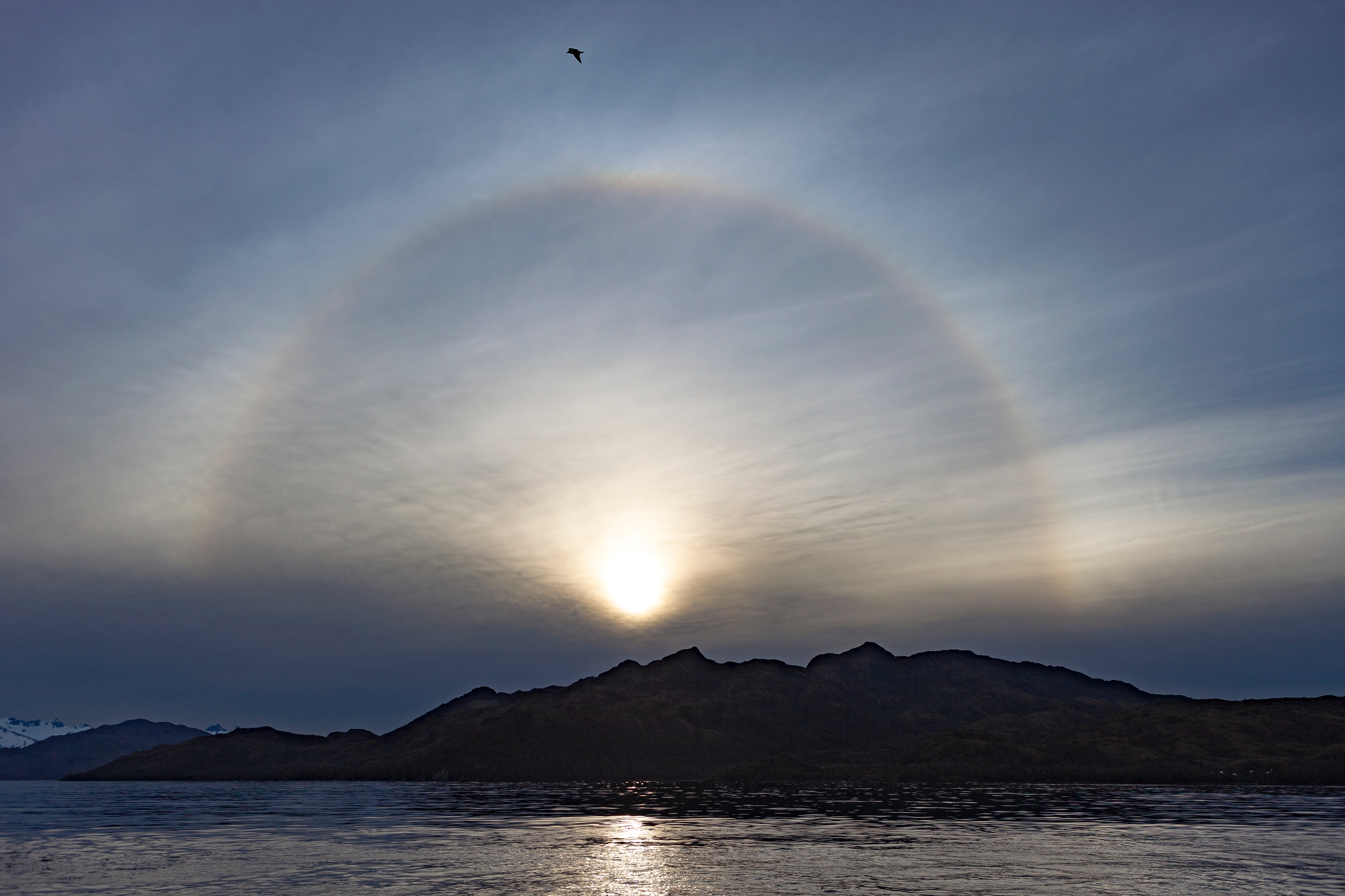 Sonnenhalo über der Magellan Straße im Süden Patagoniens